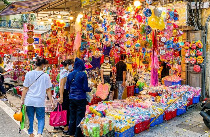 Hang Ma street gearing up for Mid-Autumn festival - ảnh 2